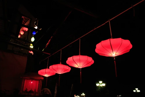 Đèn hoa đăng lung linh đêm rằm Hội An