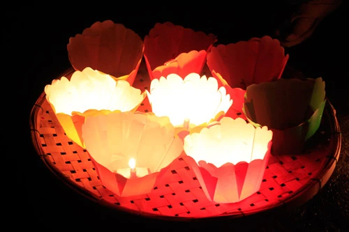 Đèn hoa đăng lung linh đêm rằm Hội An