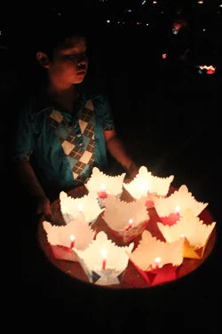 Đèn hoa đăng lung linh đêm rằm Hội An