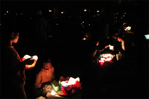 Đèn hoa đăng lung linh đêm rằm Hội An