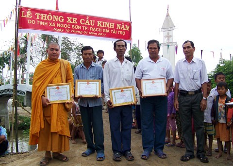 Kiên Giang: Tịnh xá Ngọc Sơn bàn giao cầu nông thôn và tặng quà Tết cho người nghèo ảnh 3 Kiên Giang: Tịnh xá Ngọc Sơn bàn giao cầu nông thôn và tặng quà Tết cho người nghèo ảnh 3