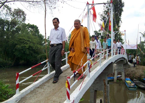 Kiên Giang: Tịnh xá Ngọc Sơn bàn giao cầu nông thôn và tặng quà Tết cho người nghèo ảnh 4