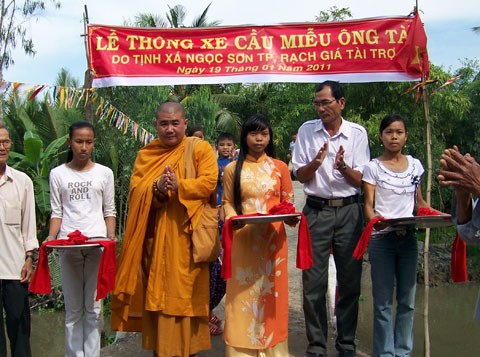 Kiên Giang: Tịnh xá Ngọc Sơn bàn giao cầu nông thôn và tặng quà Tết cho người nghèo ảnh 6 Kiên Giang: Tịnh xá Ngọc Sơn bàn giao cầu nông thôn và tặng quà Tết cho người nghèo ảnh 6