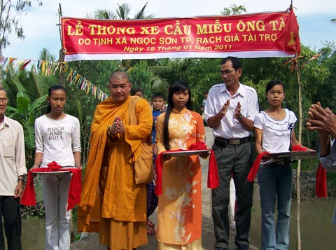 Kiên Giang: Tịnh xá Ngọc Sơn bàn giao cầu nông thôn và tặng quà Tết cho người nghèo ảnh 6