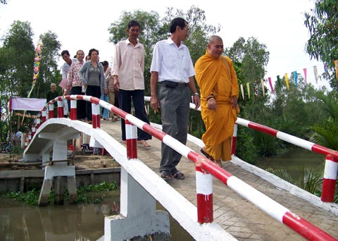 Kiên Giang: Tịnh xá Ngọc Sơn bàn giao cầu nông thôn và tặng quà Tết cho người nghèo ảnh 7