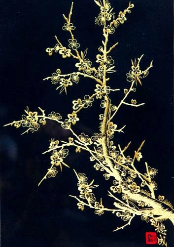 Hoa mai xứ Huế với màu vàng được thêu bằng kim tuyến trên nền vải đen tuyền.