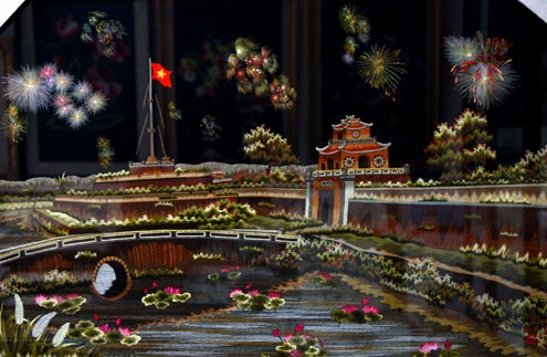 Hoa mai xứ Huế với màu vàng được thêu bằng kim tuyến trên nền vải đen tuyền. Cành mai với nhiều màu sắc. Nếu như người miền Bắc thường chơi bộ tứ quý tùng, cúc, trúc, mai thì người xứ Huế lại ưa thích bộ tứ mai, lan, cúc, trúc. Nhiều cửa hàng tại Huế đã thêu kết hợp bộ tứ trên cùng một bức tranh… Phúc – Lộc – Thọ. Chùa Thiên Mụ, một danh lam thắng cảnh tuyệt vời của Huế, vào xuân "Pháo hoa đêm giao thừa” là bức tranh thêu được xem là “hàng độc”, bởi duy nhất nghệ nhân dân gian Lê Văn Kinh có thể tự vẽ và thêu. “Nặng vai già” tác phẩm tranh thêu có sự thể hiện với hình ảnh mẹ già gánh hàng rong qua những cây cầu bắc qua sông, một đặc trưng của nhiều miền quê Việt Nam. Cùng một bức tranh được thêu với hai màu thủy mạc và bình thường để khách hàng lựa chọn. Bức tranh thêu hoa lan vào xuân, kèm theo đó là mai... ...trúc và cúc.