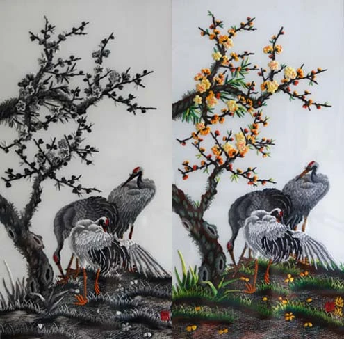 Hoa mai xứ Huế với màu vàng được thêu bằng kim tuyến trên nền vải đen tuyền. Cành mai với nhiều màu sắc. Nếu như người miền Bắc thường chơi bộ tứ quý tùng, cúc, trúc, mai thì người xứ Huế lại ưa thích bộ tứ mai, lan, cúc, trúc. Nhiều cửa hàng tại Huế đã thêu kết hợp bộ tứ trên cùng một bức tranh… Phúc – Lộc – Thọ. Chùa Thiên Mụ, một danh lam thắng cảnh tuyệt vời của Huế, vào xuân "Pháo hoa đêm giao thừa” là bức tranh thêu được xem là “hàng độc”, bởi duy nhất nghệ nhân dân gian Lê Văn Kinh có thể tự vẽ và thêu. “Nặng vai già” tác phẩm tranh thêu có sự thể hiện với hình ảnh mẹ già gánh hàng rong qua những cây cầu bắc qua sông, một đặc trưng của nhiều miền quê Việt Nam. Cùng một bức tranh được thêu với hai màu thủy mạc và bình thường để khách hàng lựa chọn. Bức tranh thêu hoa lan vào xuân, kèm theo đó là mai... ...trúc và cúc.