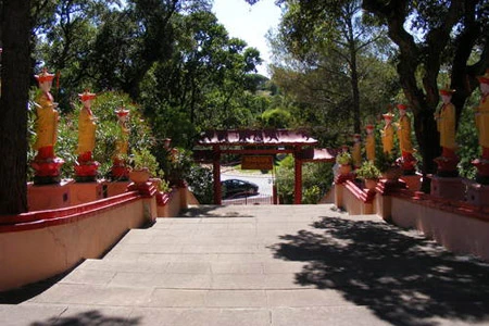 Lối vào chùa Hồng Hiên.