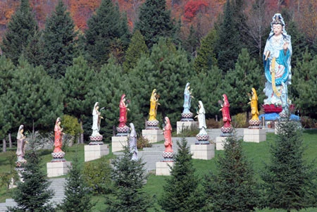 Đường lên chính điện chùa Tam Bảo Sơn.