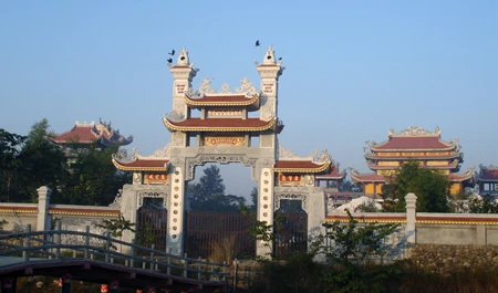Tam quan của Việt Nam Phật Quốc Tự.