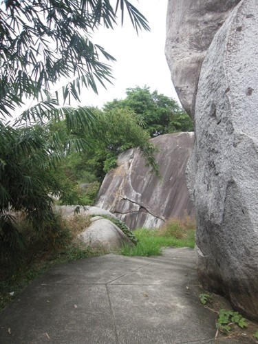 Leo Đá Ba Chồng
