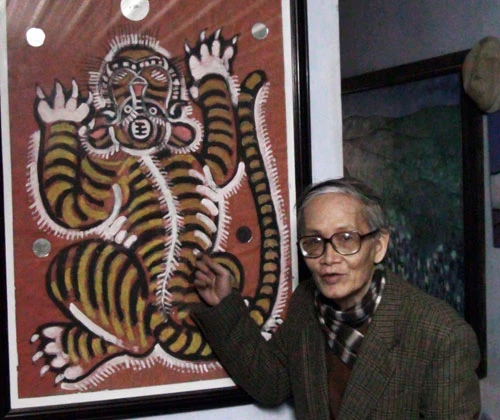 Họa sĩ Nguyễn Hữu Ngô và bức tranh con giáp Mậu Dần của cố họa sĩ Bửu Chỉ - Ảnh: Thái Lộc