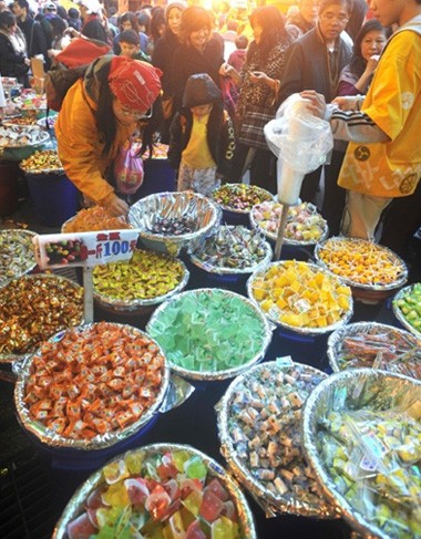 Các bà các chị Đài Loan chen chân chọn bánh kẹo trong chợ Tết.