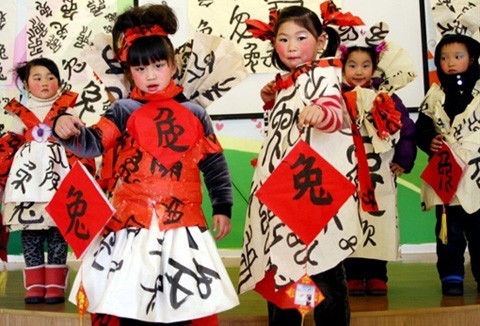 Trẻ em ở tỉnh An Huy, Trung Quốc, mặc đồ có thư pháp chữ "Thỏ". Năm âm lịch tới đây ở Trung Quốc được cho là năm con Thỏ.