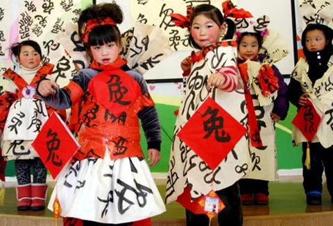 Trẻ em ở tỉnh An Huy, Trung Quốc, mặc đồ có thư pháp chữ "Thỏ". Năm âm lịch tới đây ở Trung Quốc được cho là năm con Thỏ.