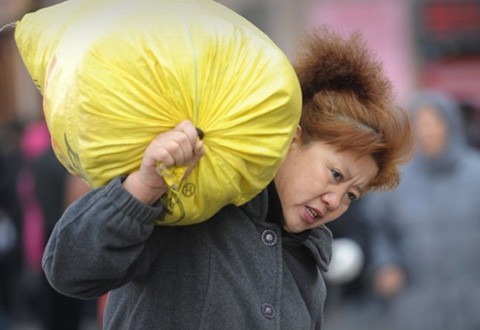 Trên sân ga Bắc Kinh, cũng như vô số nhà ga khác ở Trung Quốc, người người đang hối hả đổ về quê hương để ăn tết sum họp với gia đình. Nhà chức trách Trung Quốc cho hay sẽ có tới 2 tỷ lượt di chuyển tại nước này trước trong và sau Tết, tạo thành cuộc di cư lớn nhất của loài người mỗi năm.