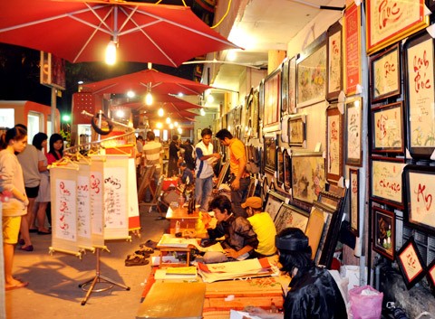 Nằm giữa trung tâm Sài Gòn, đường Phạm Ngọc Thạch (quận 1) cũng rộn ràng với phố ông đồ. bai 11.bmp