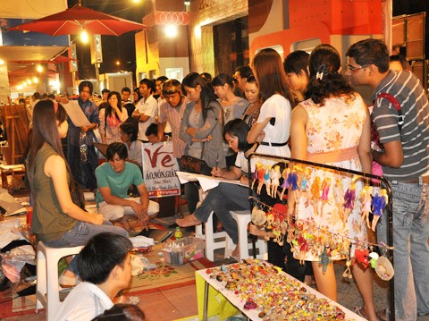Ngoài viết thư pháp tại đây còn có các dịch vụ vẽ chân dung, trang trí thu hút nhiều người chơi xuân. bai 14.bmp