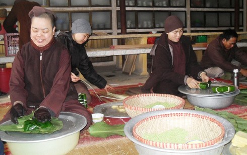 Sư thầy và các chư Tăng Ni đang gói bánh dành tặng các bệnh nhân nghèo. Ảnh: Hồng Cảnh. Ảnh: Hồng Cảnh.
