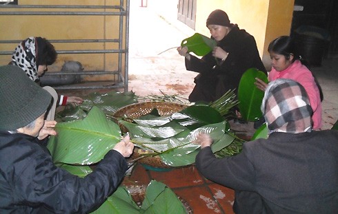 Các bà, các cô xung quanh khu vực chùa Đình Quán cũng vui vẻ tham gia tước lá dong, đồ đỗ… để làm bánh. Ảnh: Hồng Cảnh. ádf