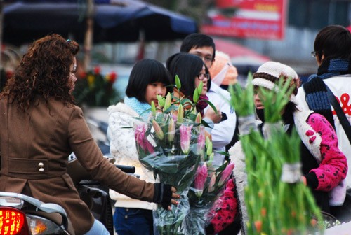 Hoa đào được bày bán nhiều nhất ở chợ hoa. Tiếp đến là hoa cúc. Mỗi khóm cúc này có giá từ 50.000-70.000 đồng. Hoa cúc đẹp, sang và bền nên rất nhiều người mua về trồng dịp Tết. Hoa violet và lay ơn khó có thể thiếu trong mỗi gia đình Hà Nội vào dịp Tết. Hoa ly thơm, bền và sang trọng. Thiếu nữ Hà Nội đi chợ hoa. Chợ hoa Tết không chỉ là nơi mua bán, đó còn là những khoảnh khắc thể hiện tình yêu thiên nhiên, sự thư thái của mỗi người khi xuân về. Vì thế, đi chợ hoa không chỉ có các bà, các mẹ, các chị mà nhiều bậc nam nhi cũng đến, chọn hoa và mang về nhà. Sau khi dạo nhiều vòng, mỗi gia đình đều có "sản phẩm" mang về. Và dĩ nhiên không thể thiếu một cành đào. Đào cũng theo những chuyến xe mang mùa xuân đến khắp ngõ ngách của thành phố Nhộn nhịp chợ hoa Tết