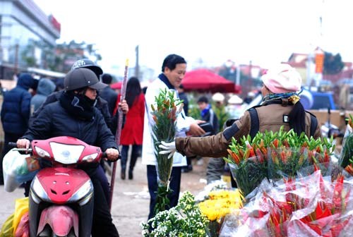 Hoa đào được bày bán nhiều nhất ở chợ hoa. Tiếp đến là hoa cúc. Mỗi khóm cúc này có giá từ 50.000-70.000 đồng. Hoa cúc đẹp, sang và bền nên rất nhiều người mua về trồng dịp Tết. Hoa violet và lay ơn khó có thể thiếu trong mỗi gia đình Hà Nội vào dịp Tết. Hoa ly thơm, bền và sang trọng. Thiếu nữ Hà Nội đi chợ hoa. Chợ hoa Tết không chỉ là nơi mua bán, đó còn là những khoảnh khắc thể hiện tình yêu thiên nhiên, sự thư thái của mỗi người khi xuân về. Vì thế, đi chợ hoa không chỉ có các bà, các mẹ, các chị mà nhiều bậc nam nhi cũng đến, chọn hoa và mang về nhà. Sau khi dạo nhiều vòng, mỗi gia đình đều có "sản phẩm" mang về. Và dĩ nhiên không thể thiếu một cành đào. Đào cũng theo những chuyến xe mang mùa xuân đến khắp ngõ ngách của thành phố Nhộn nhịp chợ hoa Tết