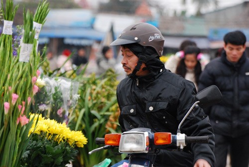 Hoa đào được bày bán nhiều nhất ở chợ hoa. Tiếp đến là hoa cúc. Mỗi khóm cúc này có giá từ 50.000-70.000 đồng. Hoa cúc đẹp, sang và bền nên rất nhiều người mua về trồng dịp Tết. Hoa violet và lay ơn khó có thể thiếu trong mỗi gia đình Hà Nội vào dịp Tết. Hoa ly thơm, bền và sang trọng. Thiếu nữ Hà Nội đi chợ hoa. Chợ hoa Tết không chỉ là nơi mua bán, đó còn là những khoảnh khắc thể hiện tình yêu thiên nhiên, sự thư thái của mỗi người khi xuân về. Vì thế, đi chợ hoa không chỉ có các bà, các mẹ, các chị mà nhiều bậc nam nhi cũng đến, chọn hoa và mang về nhà. Sau khi dạo nhiều vòng, mỗi gia đình đều có "sản phẩm" mang về. Và dĩ nhiên không thể thiếu một cành đào. Đào cũng theo những chuyến xe mang mùa xuân đến khắp ngõ ngách của thành phố Nhộn nhịp chợ hoa Tết