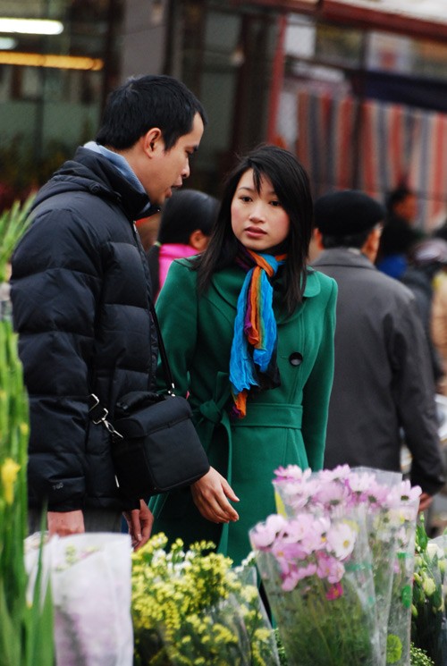 Hoa đào được bày bán nhiều nhất ở chợ hoa. Tiếp đến là hoa cúc. Mỗi khóm cúc này có giá từ 50.000-70.000 đồng. Hoa cúc đẹp, sang và bền nên rất nhiều người mua về trồng dịp Tết. Hoa violet và lay ơn khó có thể thiếu trong mỗi gia đình Hà Nội vào dịp Tết. Hoa ly thơm, bền và sang trọng. Thiếu nữ Hà Nội đi chợ hoa. Chợ hoa Tết không chỉ là nơi mua bán, đó còn là những khoảnh khắc thể hiện tình yêu thiên nhiên, sự thư thái của mỗi người khi xuân về. Vì thế, đi chợ hoa không chỉ có các bà, các mẹ, các chị mà nhiều bậc nam nhi cũng đến, chọn hoa và mang về nhà. Sau khi dạo nhiều vòng, mỗi gia đình đều có "sản phẩm" mang về. Và dĩ nhiên không thể thiếu một cành đào. Đào cũng theo những chuyến xe mang mùa xuân đến khắp ngõ ngách của thành phố Nhộn nhịp chợ hoa Tết