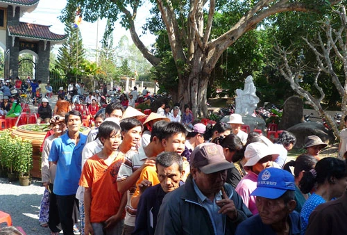 Nhật Kim Anh lên chùa làm từ thiện