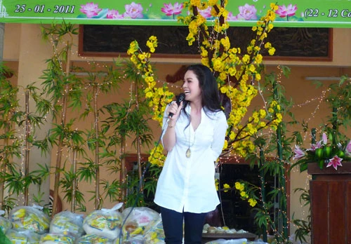 Nhật Kim Anh lên chùa làm từ thiện