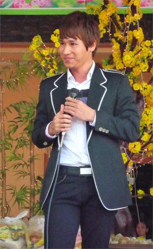 Nhật Kim Anh lên chùa làm từ thiện