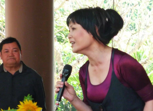 Nhật Kim Anh lên chùa làm từ thiện