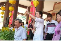 Nhật Kim Anh lên chùa làm từ thiện