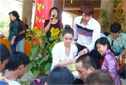 Nhật Kim Anh lên chùa làm từ thiện