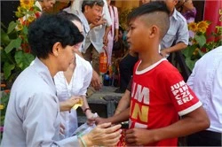 Nhật Kim Anh lên chùa làm từ thiện