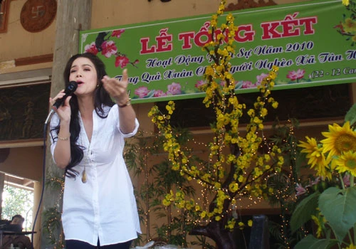 Nhật Kim Anh lên chùa làm từ thiện