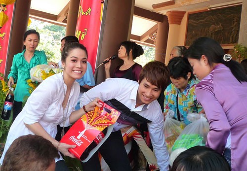 Diễn viên Bích Hằng rất nhiệt tình trong ca hát phục vụ bà con Không khí diễn ra như một ngày hội Nhật Kim Anh lên chùa làm từ thiện