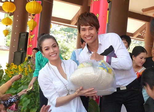 Nhật Kim Anh lên chùa làm từ thiện