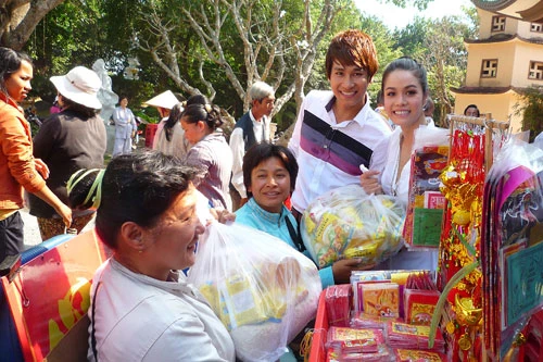 Nhật Kim Anh lên chùa làm từ thiện