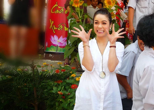 Nhật Kim Anh lên chùa làm từ thiện