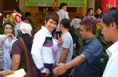 Nhật Kim Anh lên chùa làm từ thiện