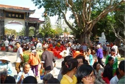 Nhật Kim Anh lên chùa làm từ thiện