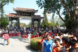 Nhật Kim Anh lên chùa làm từ thiện