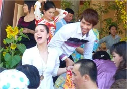 Nhật Kim Anh lên chùa làm từ thiện