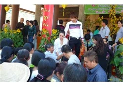 Nhật Kim Anh lên chùa làm từ thiện