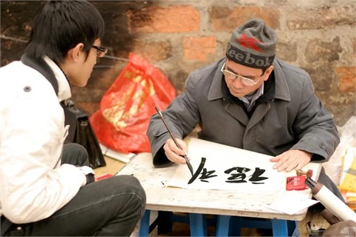 Đua nhau đến xin chữ trên 'phố ông Đồ'