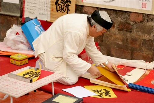 Đua nhau đến xin chữ trên 'phố ông Đồ'