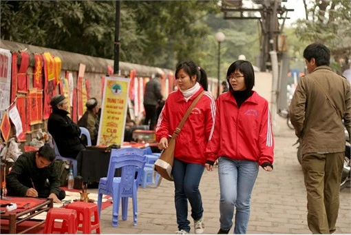 Đua nhau đến xin chữ trên 'phố ông Đồ'