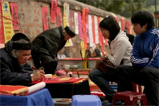 Đua nhau đến xin chữ trên 'phố ông Đồ'